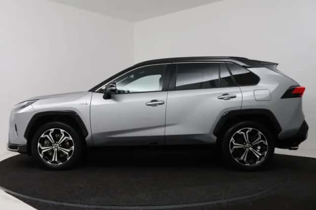 Toyota RAV4 (2024) thumbnail 3