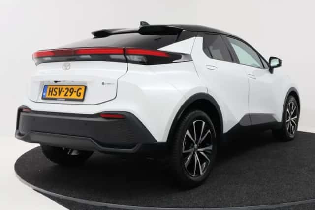 Toyota C-HR (2026) thumbnail 2