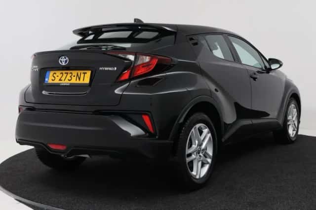 Toyota C-HR (2023) thumbnail 2