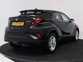 Toyota C-HR (2023) thumbnail 2