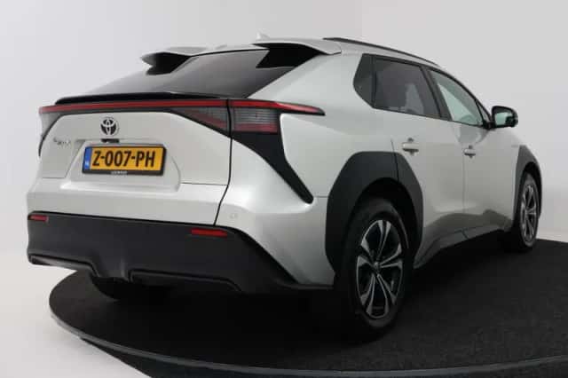Toyota bZ4X (2024) thumbnail 2