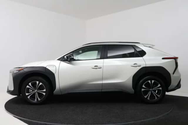 Toyota bZ4X (2024) thumbnail 3