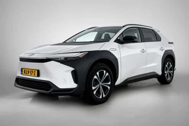 Toyota bZ4X (2023) thumbnail 1