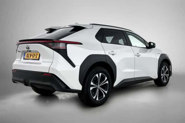Toyota bZ4X (2023) thumbnail 2