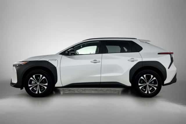 Toyota bZ4X (2023) thumbnail 3
