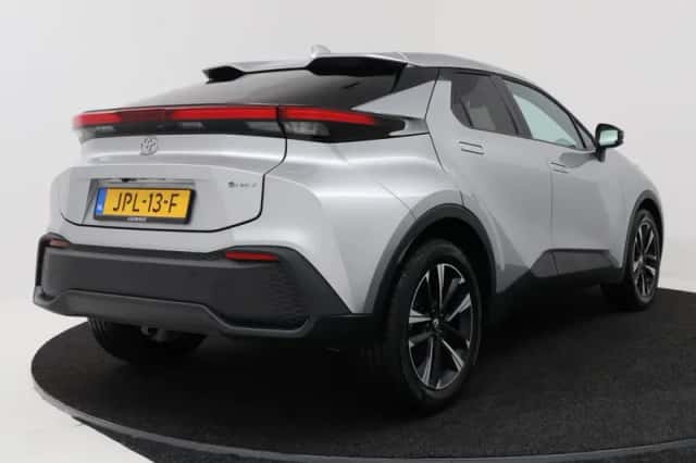 Toyota C-HR (2025) thumbnail 2
