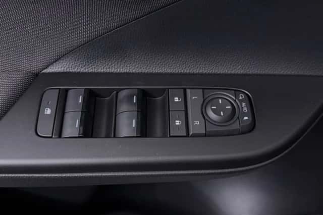 Toyota C-HR (2025) thumbnail 4