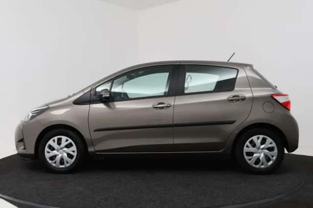 Toyota Yaris (2018) thumbnail 3