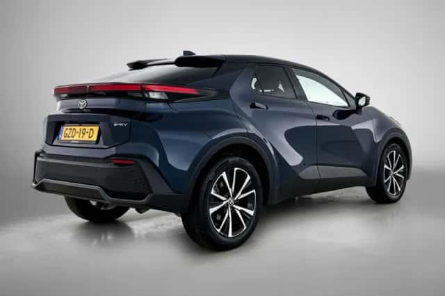 Toyota C-HR (2025) thumbnail 2