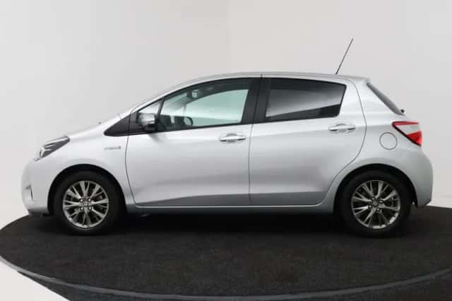 Toyota Yaris (2019) thumbnail 3