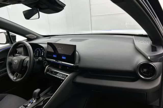 Toyota C-HR (2025) thumbnail 6