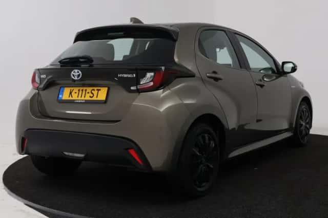 Toyota Yaris (2021) thumbnail 2