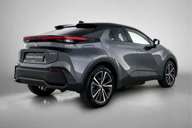 Toyota C-HR (2025) thumbnail 2