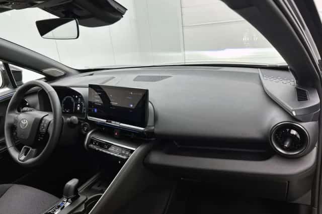 Toyota C-HR (2025) thumbnail 6