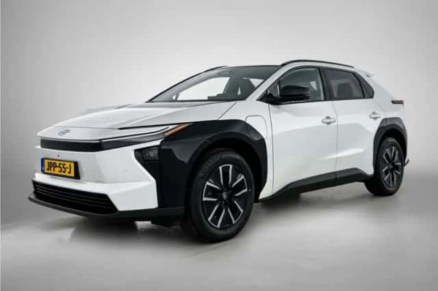 Toyota bZ4X (2026) thumbnail 1