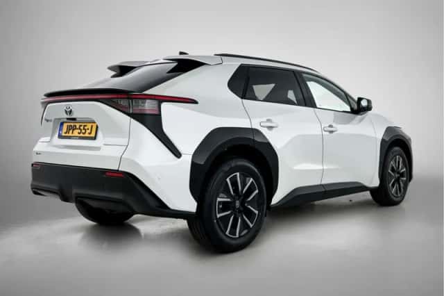 Toyota bZ4X (2026) thumbnail 2