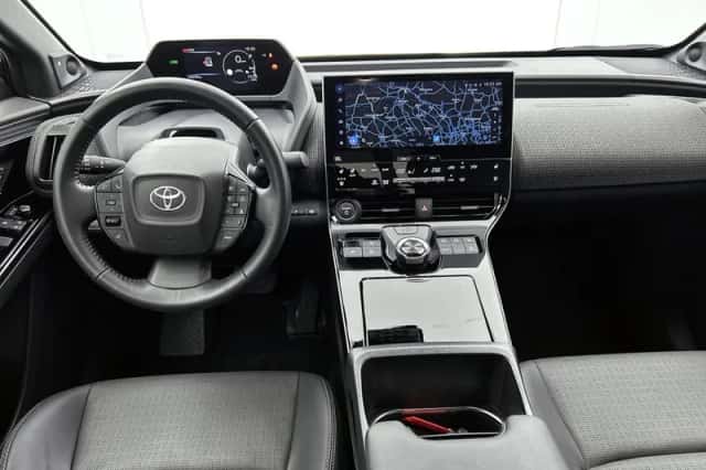 Toyota bZ4X (2024) thumbnail 4