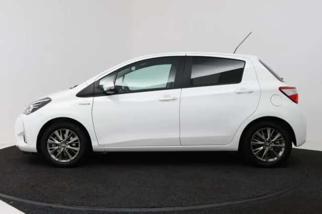 Toyota Yaris (2019) thumbnail 3