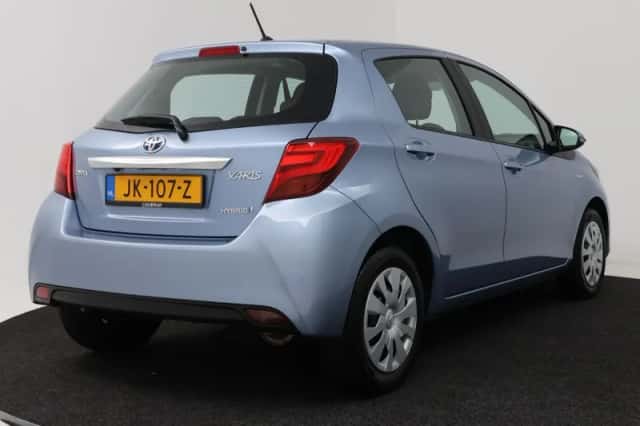 Toyota Yaris (2016) thumbnail 2