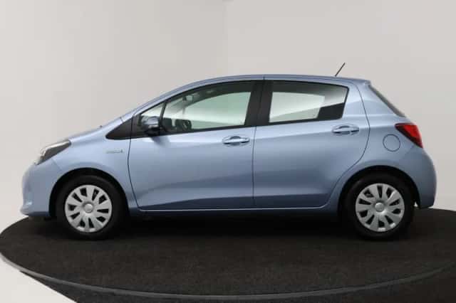 Toyota Yaris (2016) thumbnail 3