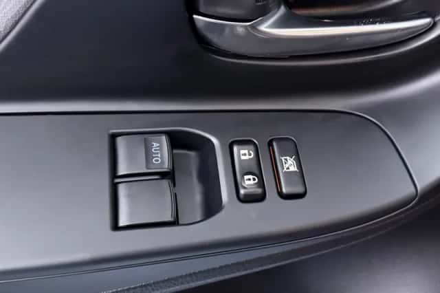 Toyota Yaris (2016) thumbnail 4
