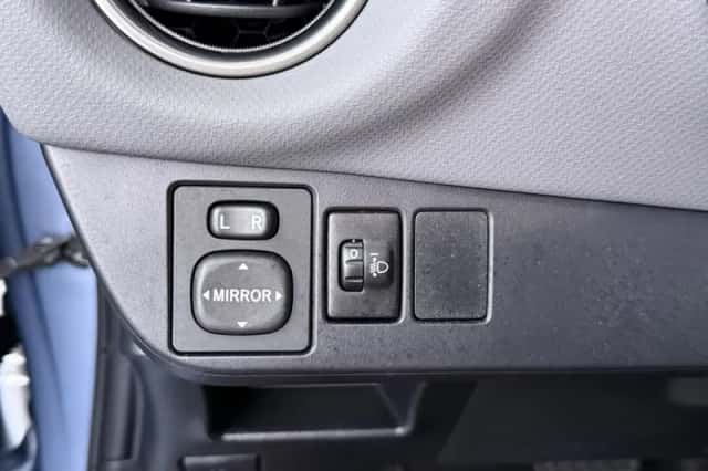 Toyota Yaris (2016) thumbnail 5