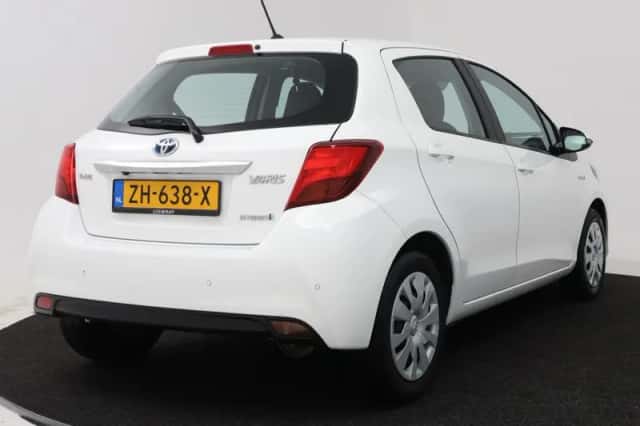 Toyota Yaris (2017) thumbnail 2
