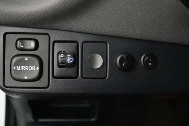 Toyota Yaris (2017) thumbnail 5