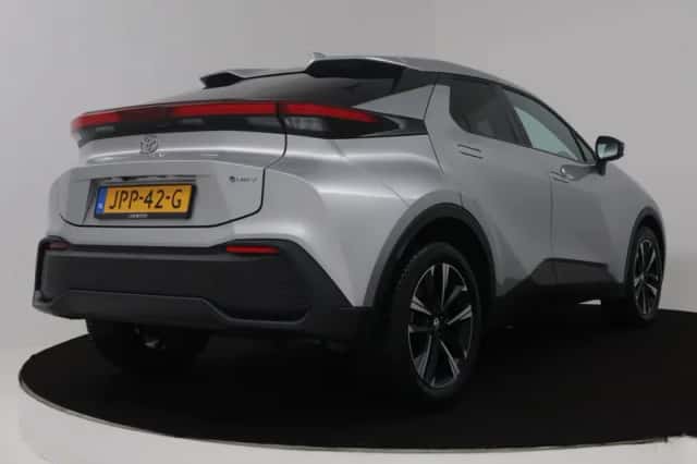 Toyota C-HR (2025) thumbnail 2