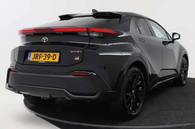Toyota C-HR (2025) thumbnail 2