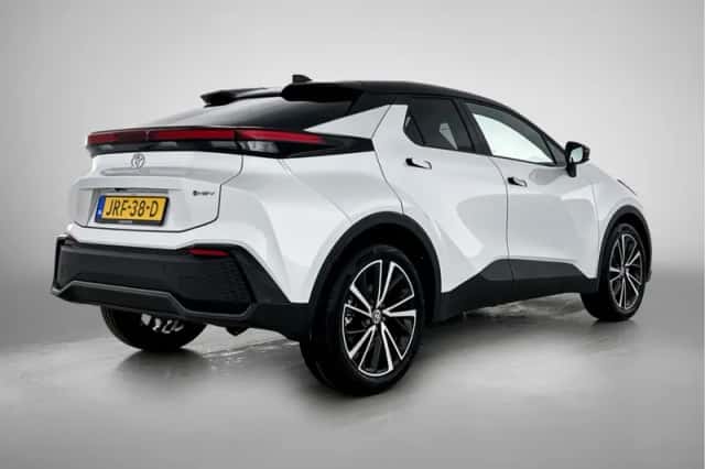 Toyota C-HR (2025) thumbnail 2