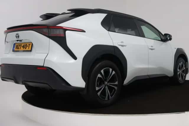 Toyota bZ4X (2025) thumbnail 2