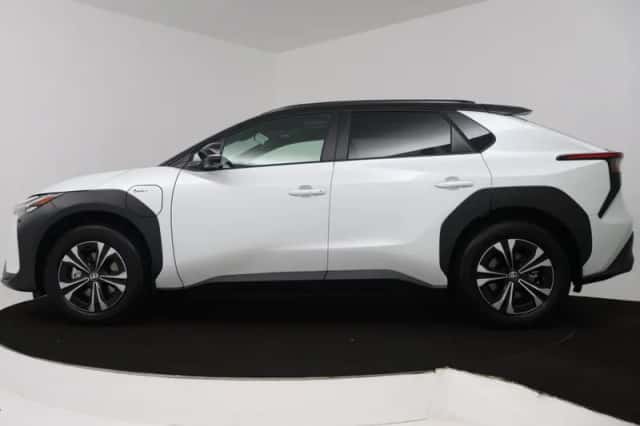 Toyota bZ4X (2025) thumbnail 3