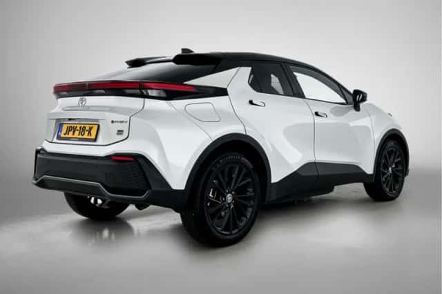 Toyota C-HR (2024) thumbnail 2