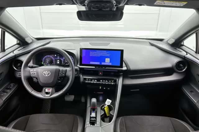 Toyota C-HR (2024) thumbnail 4