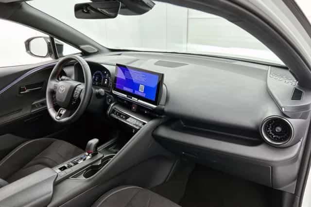 Toyota C-HR (2024) thumbnail 6
