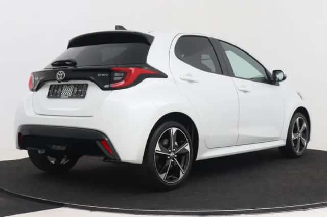 Toyota Yaris (2025) thumbnail 2