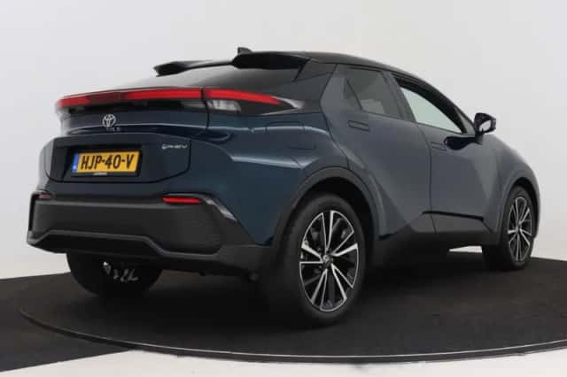 Toyota C-HR (2025) thumbnail 2