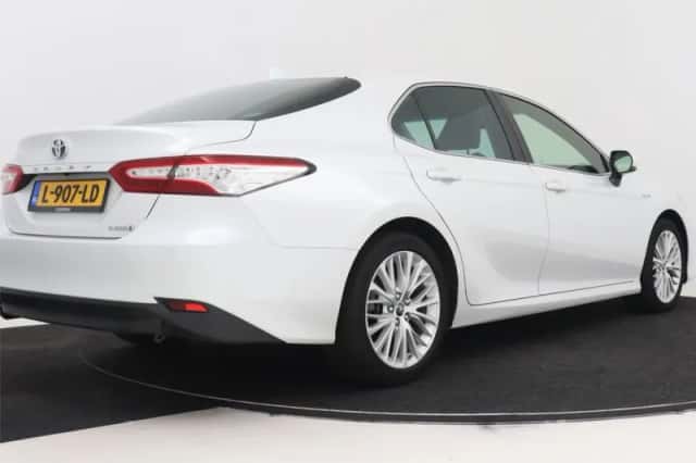 Toyota Camry (2021) thumbnail 2
