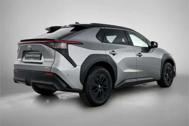 Toyota bZ4X (2023) thumbnail 2