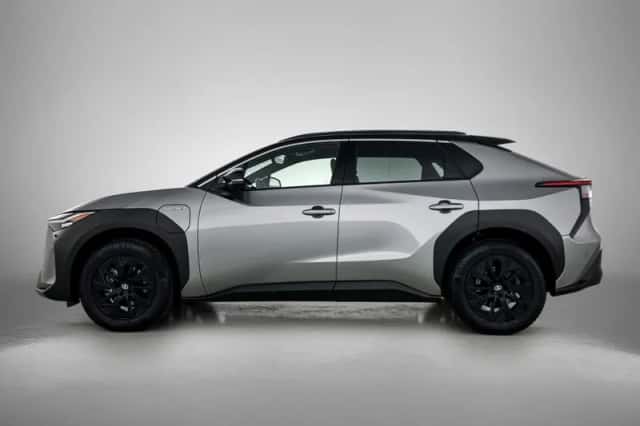 Toyota bZ4X (2023) thumbnail 3