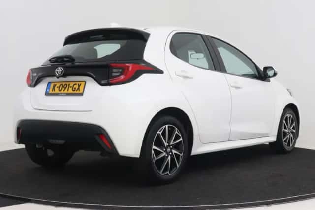 Toyota Yaris (2020) thumbnail 2