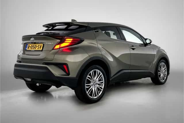Toyota C-HR (2022) thumbnail 2