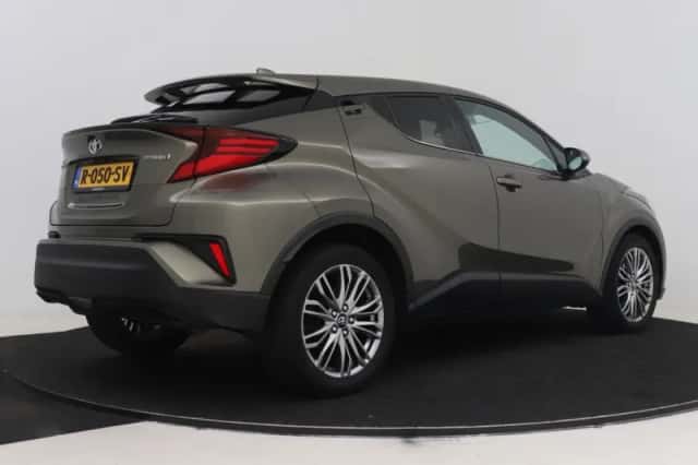 Toyota C-HR (2022) thumbnail 2