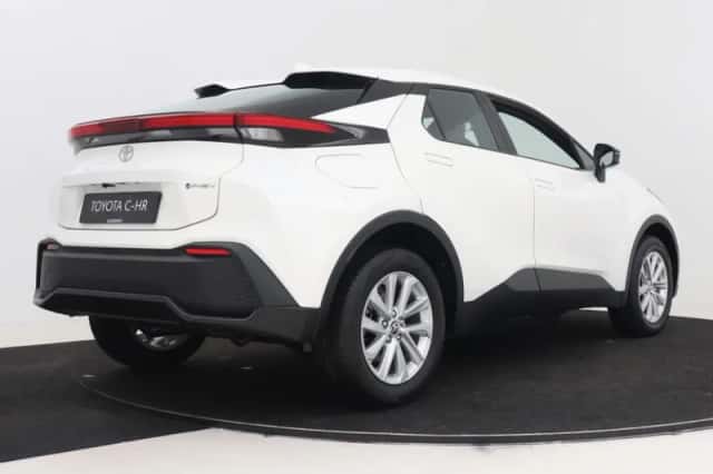 Toyota C-HR (2025) thumbnail 2
