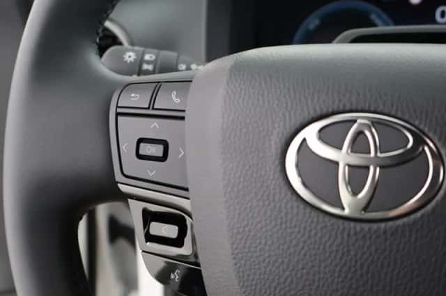 Toyota C-HR (2025) thumbnail 6