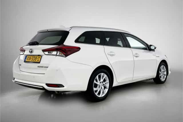 Toyota Auris (2016) thumbnail 2