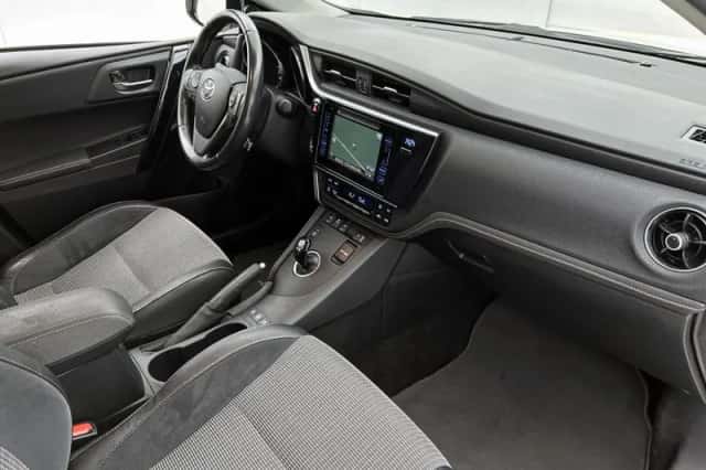 Toyota Auris (2016) thumbnail 6