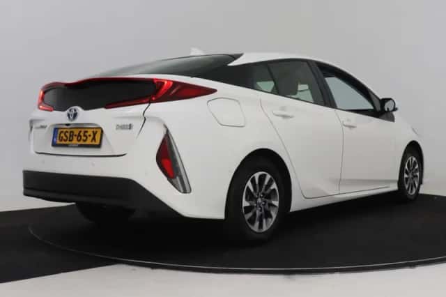 Toyota Prius (2018) thumbnail 2