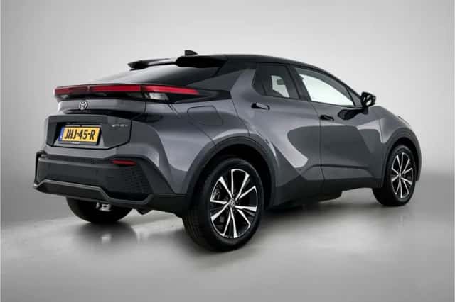 Toyota C-HR (2025) thumbnail 2